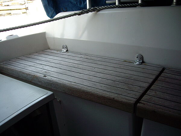 alter Backskistendeckel mit von oben angeschraubten Scharnieren