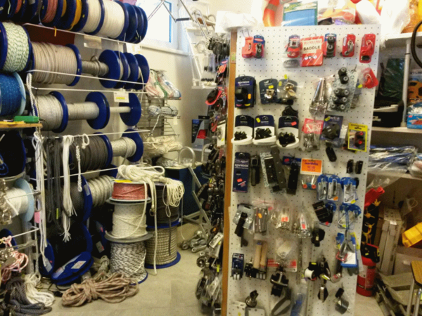 Grosse Auswahl von nautischen Beschlägen, Kleinteilen, Schäkel, Tauwerk . . .