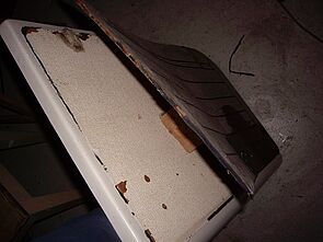 Alte Sperrholzbeläge entfernen