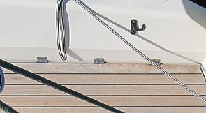 Deckel liegt jetzt auf Scharnier auf