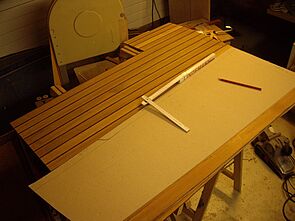 neue Teakholzplatten an Kartonschablone anpassen