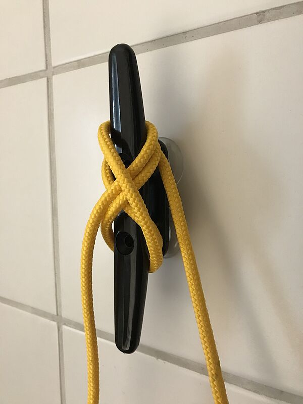 Klampe mit Saugnapf zum Knoten üben